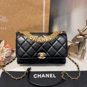 CHANEL 字母鑽鏈口蓋