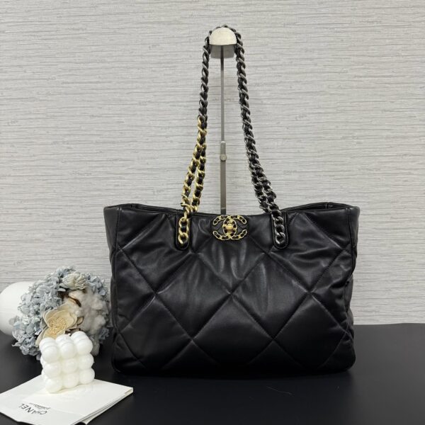 CHANEL 經典19系列tote