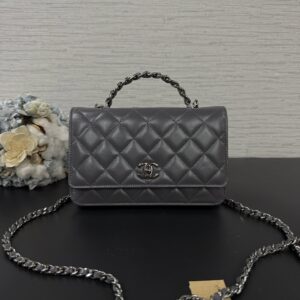 CHANEL 全新皮穿鍊水鑽手柄Woc(23701)