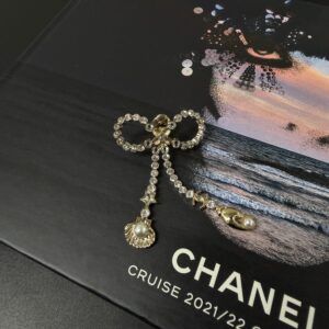 CHANEL 全新25C 滿鑽蝴蝶結珍珠胸針(24579)