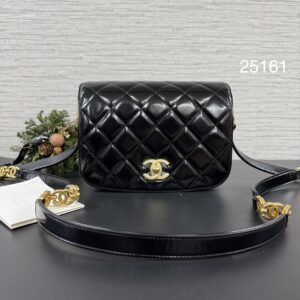 CHANEL 全新22A黑金油蠟馬鞍包(25161)