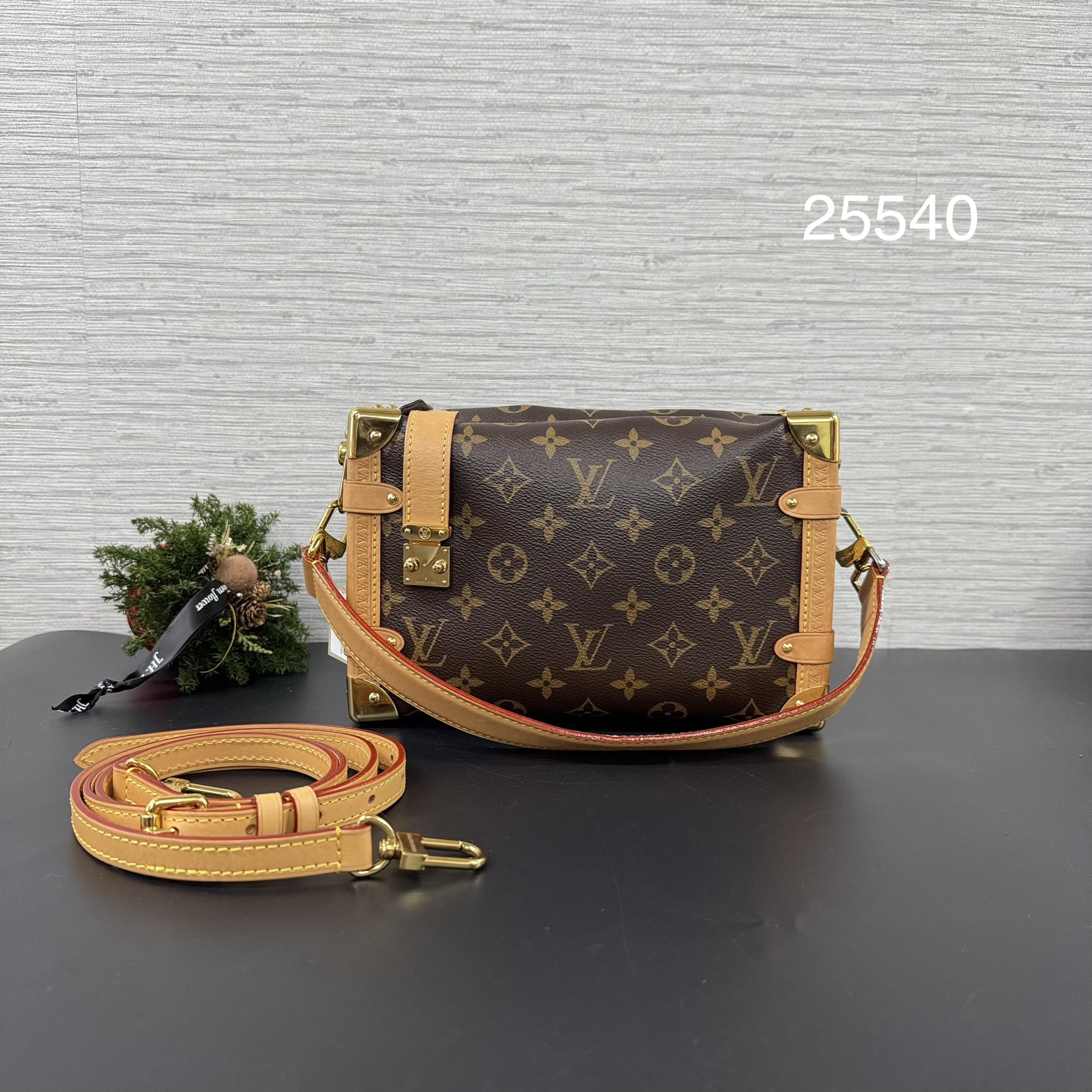 LOUIS VUITTON side trunk (25540)