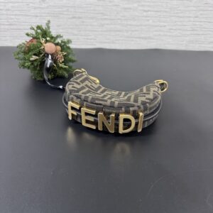 Fendi 全新手拿半月包(26898)