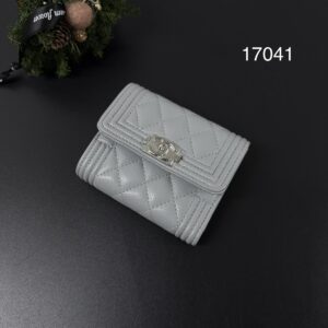 CHANEL 全新BOY灰銀三折短夾(17041)