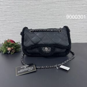 Chanel 羔羊毛黑銀泰迪口蓋(9000301)