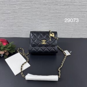 Chanel 全新愛心鎖吊飾口蓋包(29073)