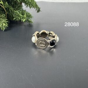 Chanel 珍珠雙 C 圓牌寬版戒指(28088)
