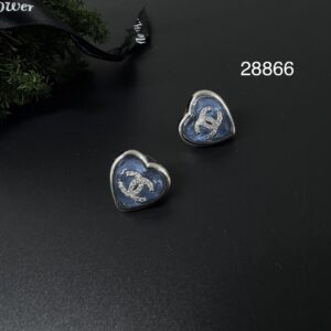 CHANEL  25P 冰透藍琉璃愛心雙 C 耳環(28866)