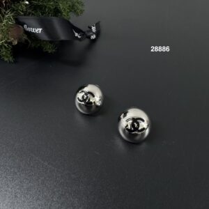 CHANEL  立體高光半球金屬銀耳環(28886)