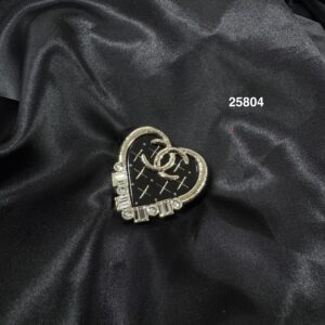 Chanel 黑幾何水鑽愛心胸針(25804)