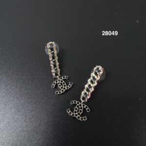 CHANEL 皮革鏈條雙色黑拼粉雙 C 垂墜耳環(28049)