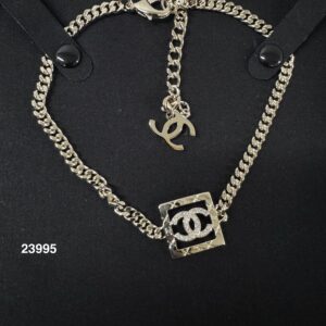 Chanel 菱格紋方鏤空水鑽雙 C Choker(23995)