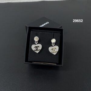 Chanel 全新雙C水鑽鑲嵌愛心垂墜耳環(29652)
